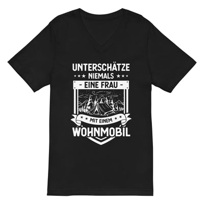 Unterschatze Niemals Eine Frau Mit Einem Wohnmobil - Herren V-Neck Shirt camping xxx yyy zzz 2XL