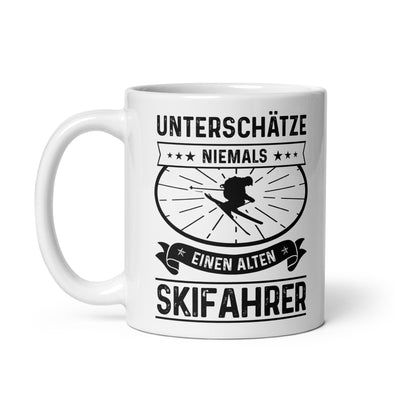 Unterschatze Niemals Einen Alten Skifahrer - Tasse ski 11oz