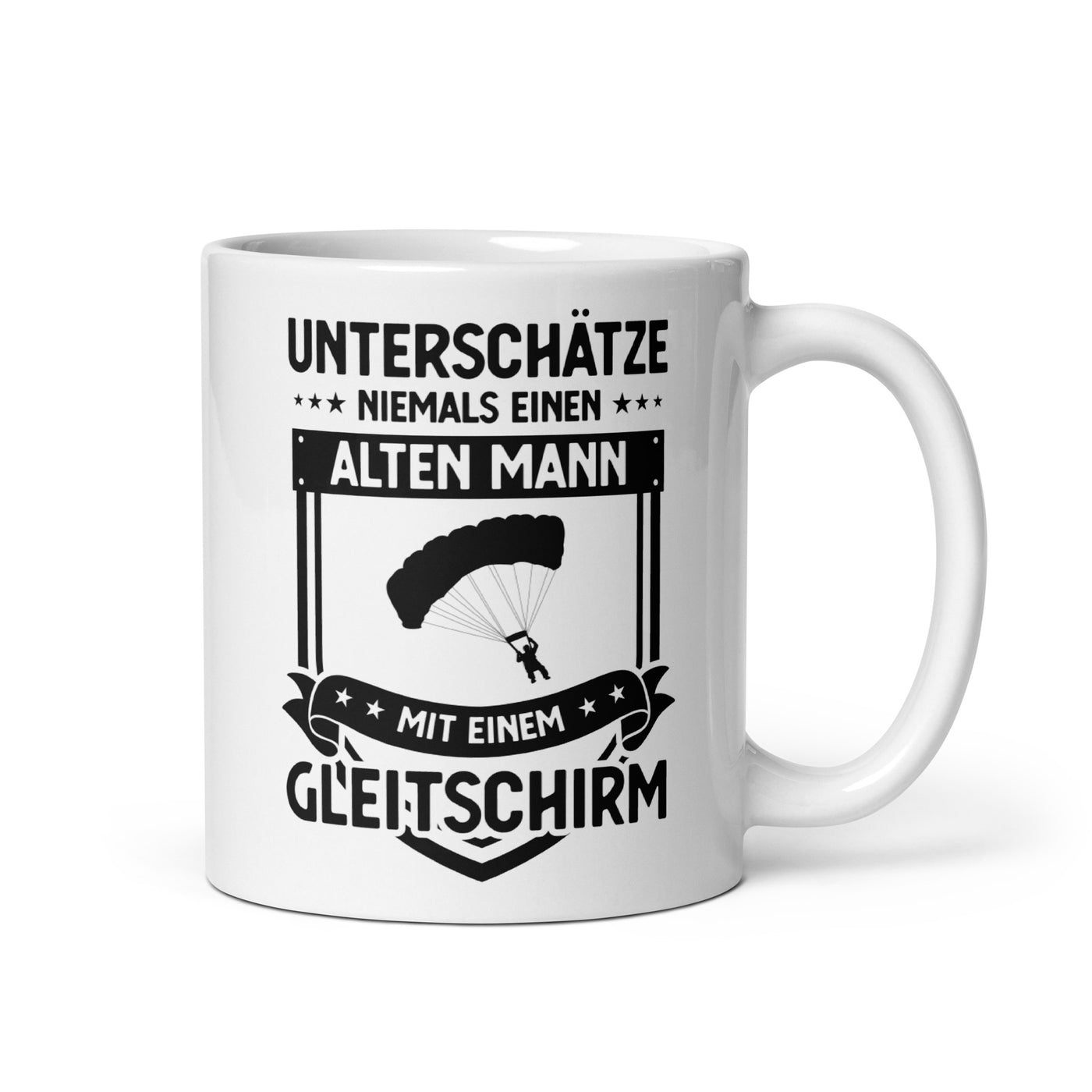 Unterschatze Niemals Einen Alten Mann Mit Einem Gleitschirm - Tasse berge