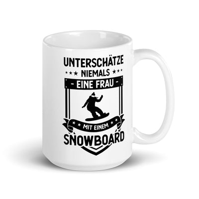Unterschatze Niemals Eine Frau Mit Einem Snowboard - Tasse snowboarden 15oz